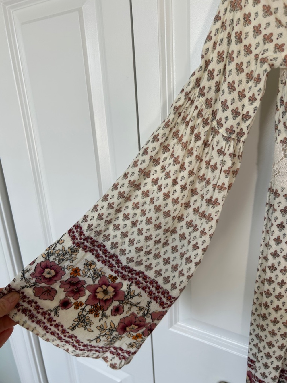 Taylor & Sage Cream Tunic with Dusty Rose Floral Border and Lace - Picture 4 of 6